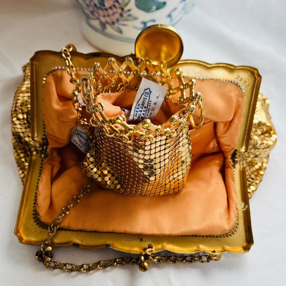 exquisite Vintage Whiting and Davis gold mesh purse with accordion coin purse